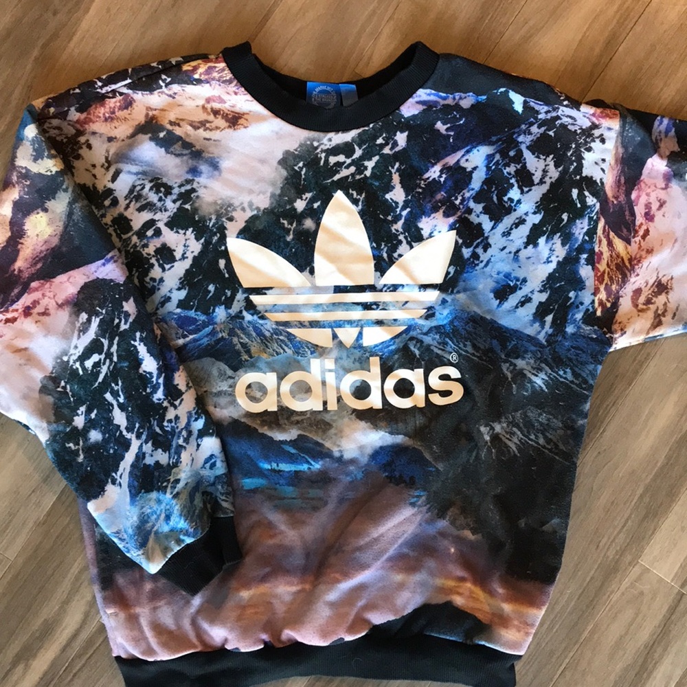 Woman’s Adidas Original Mountain crew sweatshirt